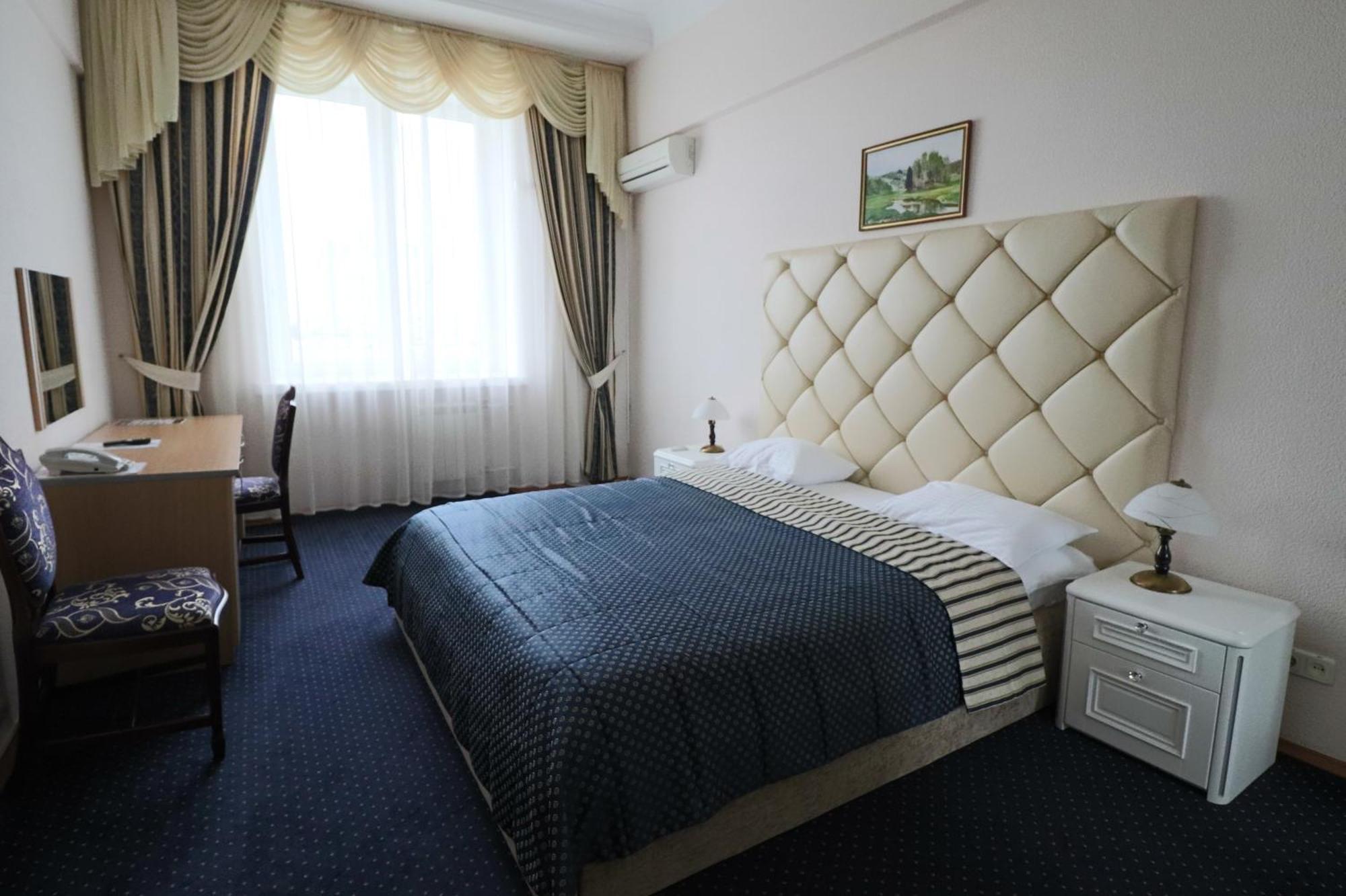 Ukraine Hotel Kyiv Exterior photo